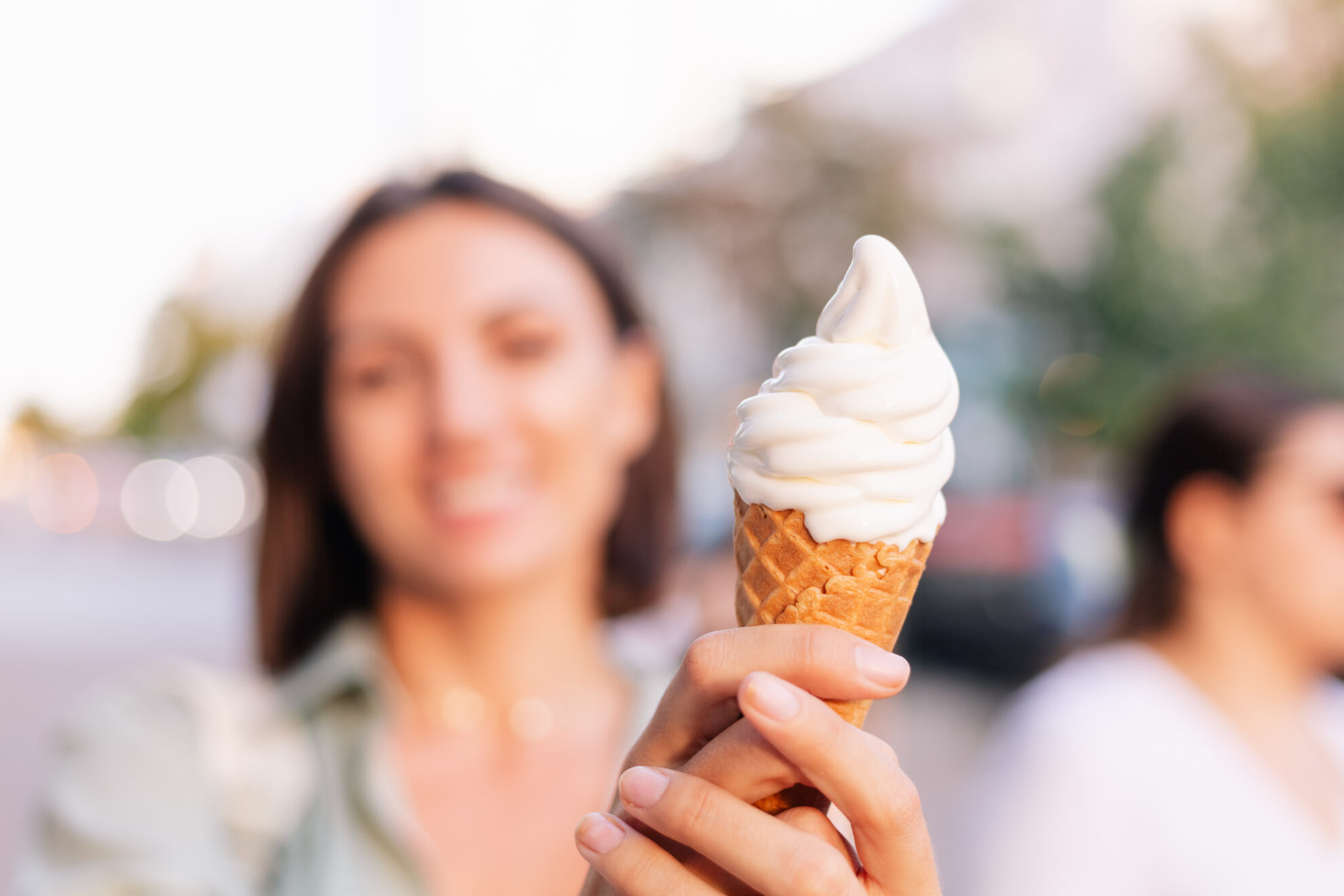 vrouw met softijsje
